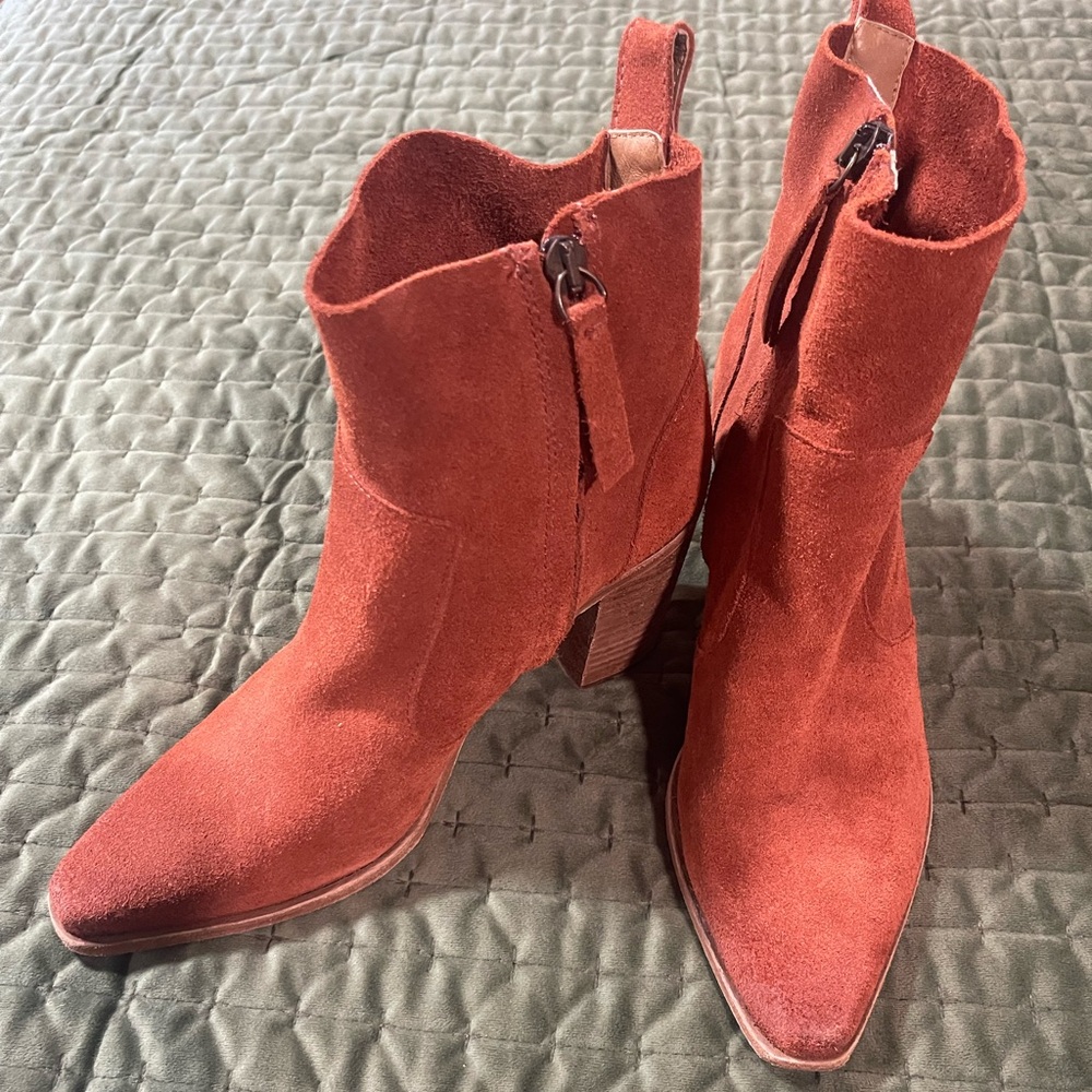 Antonio Melani  Bishop suede pointed toe rust‎ boots booties size 9 1/2 western